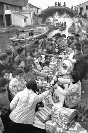 1980年春节,浙江绍兴柯桥农民在购买年货(图)