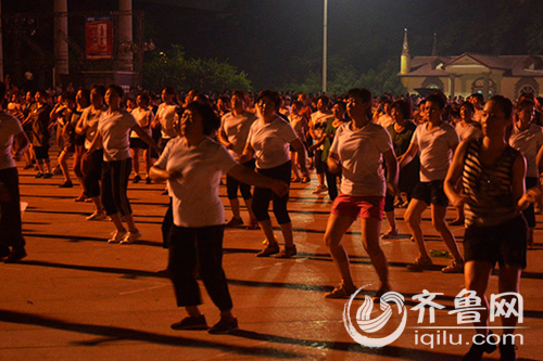 第十怪:广场舞每晚跳起来在青岛,无论严寒酷暑风雪雾霾,广场上从来不