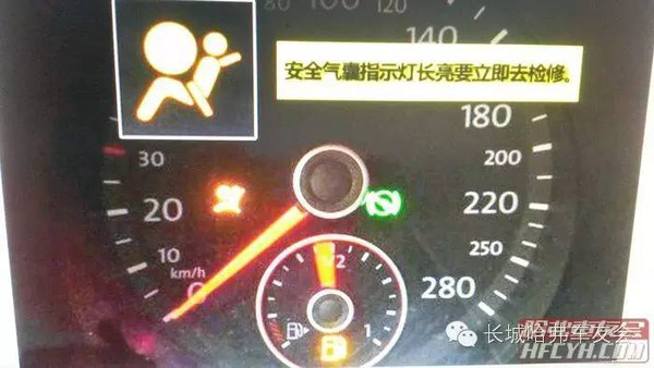 下面说一下车子的安全气囊指示灯常亮吧,这个灯亮时,其实可以自己