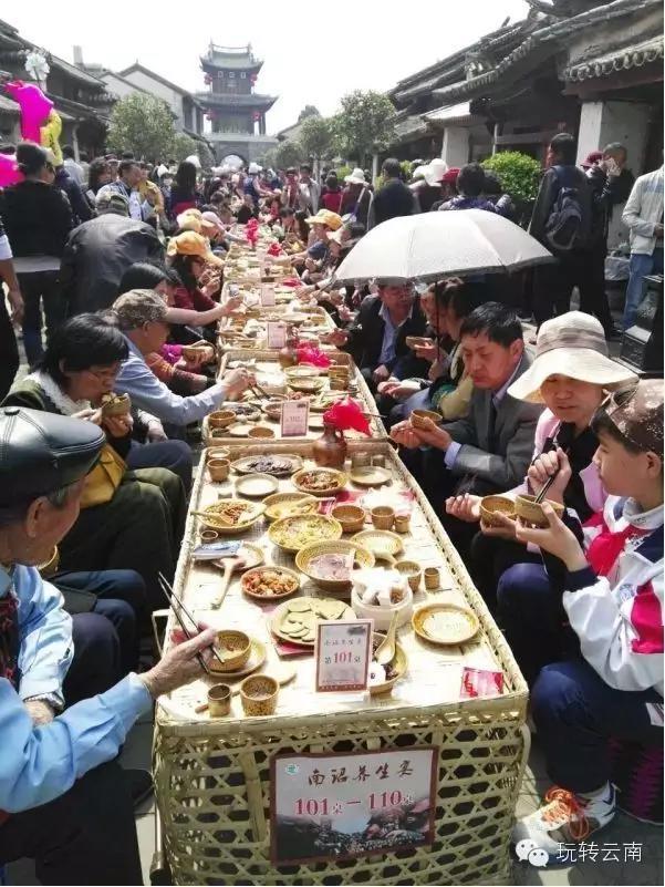 旅游 正文  巍山小吃素以风味独特,做工精细,品种繁多,荤素相宜,简便