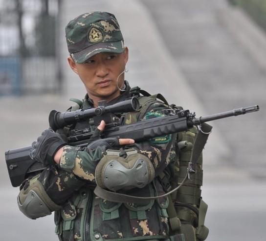 别迷恋仲基了,吴京当特种兵霸气甩他几条大街