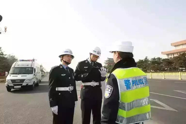 3月9日,西城分局民警带领"西城大妈"在人民大会堂周边巡逻 摄影:傅祖