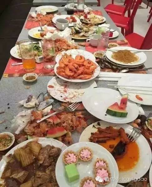 视频?|?中国游客在泰国自助餐厅疯抢虾,场面太