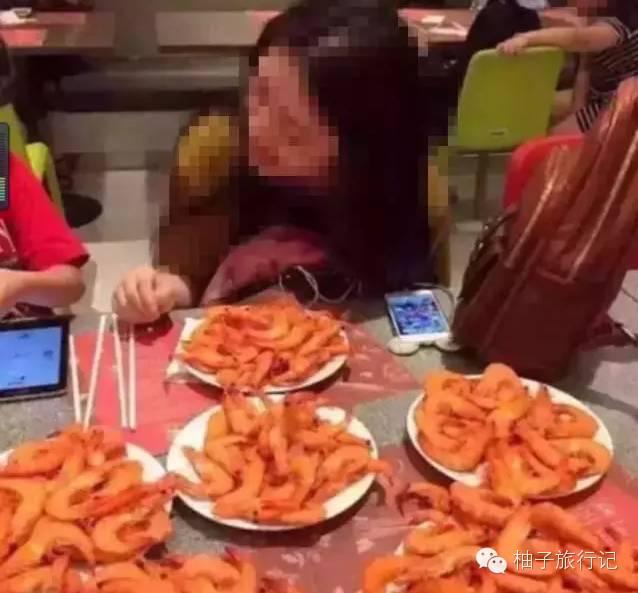 中国游客在泰国抢大虾?好吧,下次出门请带好素