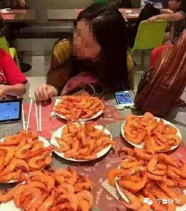 中国游客在泰国自助餐厅疯抢大虾!盘子当铲子
