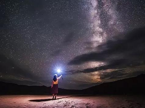 只不过,有的人囿于现实 将黑夜星辰定格在了记忆中 而有的人