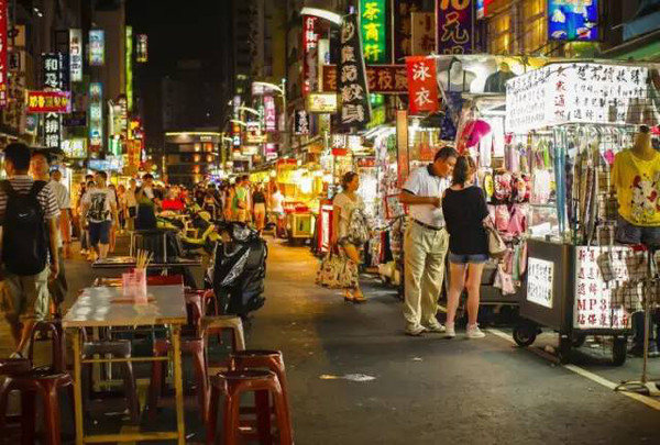 三牌楼大街的夜市很不错,晚上的时候可以去逛逛,逛吃.逛吃.整条街 60