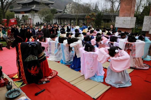 从而代表12个月的花神,向花神排位行十二拜礼,献香奠帛,行酒令为春天