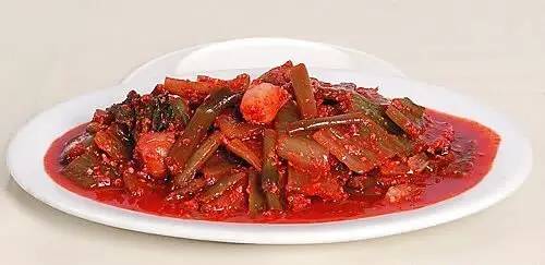 全国八大腌菜之一的独山盐酸菜▲虾酸牛肉.