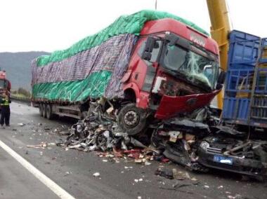 成绵广高速大车追尾两轿车 致7死6伤