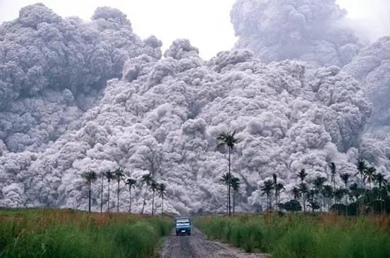 1991 年,菲律宾皮纳图博火山大爆发,一辆小货车在遮天蔽日的火山灰尘