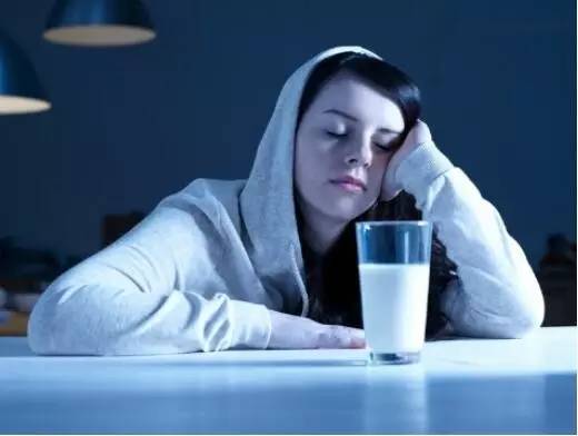 睡前喝牛奶能改善睡眠真的适合你吗