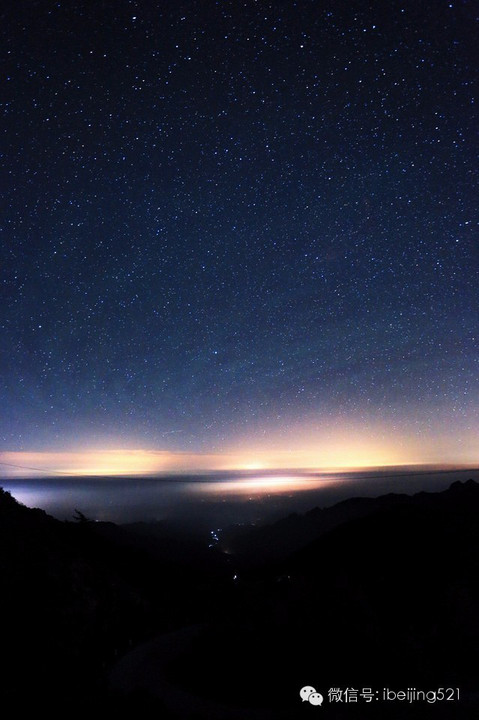 云层之上,一般情况下,不会受到到阴雨天气的影响,可以为拍摄星空提供