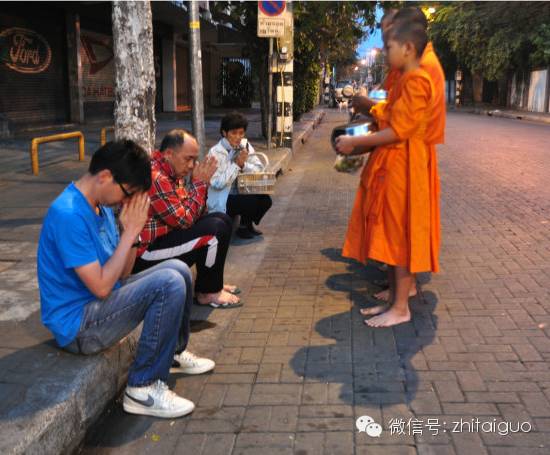 泰国传统佛教习俗为僧侣洗脚是一种积德!