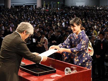 画面如此美!日本京都大学的cos风格毕业典礼