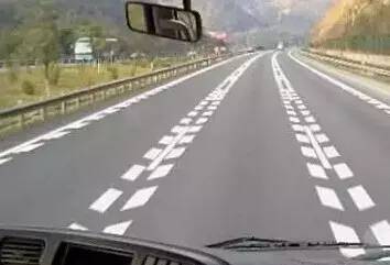 高速公路车距确认标线为白色平行粗实线,与车距确认标志配合
