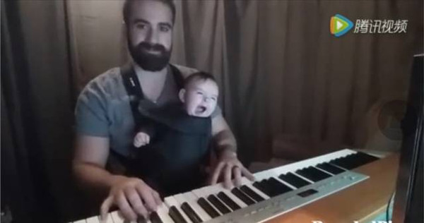 超有爱爸爸用钢琴曲10秒哄睡孩子,暖哭了