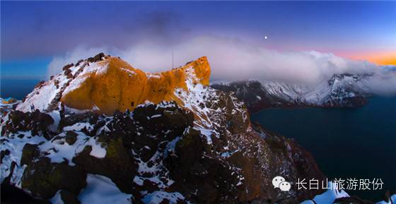 旅游 长白山,中国境内的白头峰海拔2691米,由粗面岩组成,夏季白岩