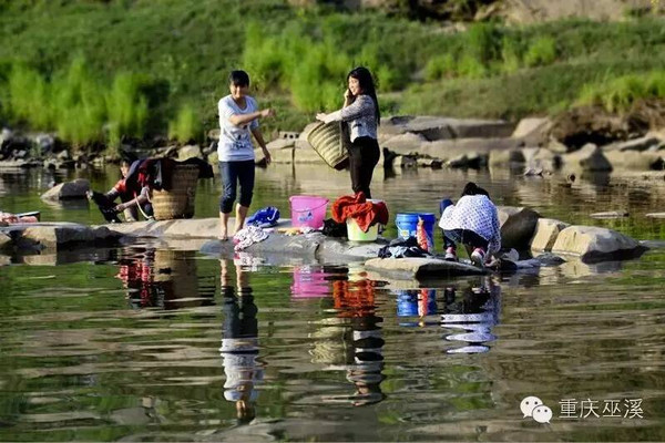 洗衣姑娘的影子倒影在水里,孩子们光着屁股在河里游泳,摸鱼,一群黄绒