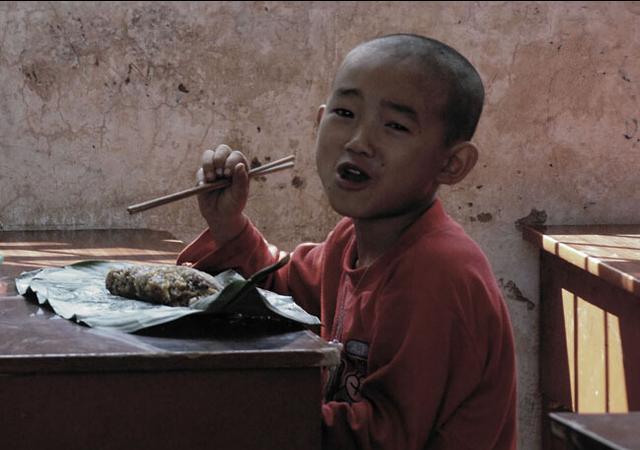 早上带来的午饭早已经变得冷冰冰,但孩子还是大口大口的吃起来,冬天