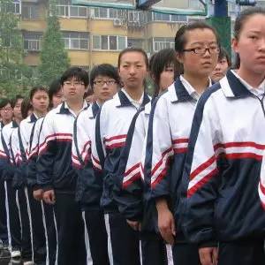 为什么中国的校服丑出了境界?