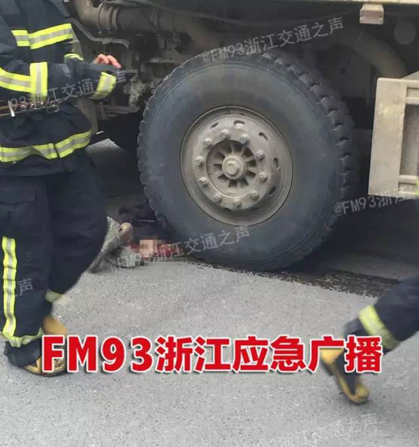 哎,今天下午杭州发生惨烈车祸!自行车车主遭工程车碾压,当场身亡