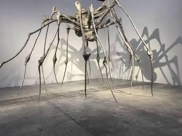 路易斯·布尔乔亚《一对蜘蛛/hauser&wirth画廊