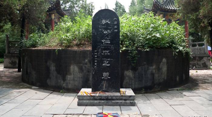 一代名相狄仁杰之墓就在寺里,在寺庙的角落里,很不起眼的一个小坟包.