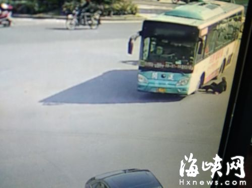 横穿马路遭公交车撞伤莆田81岁老汉负主要责任