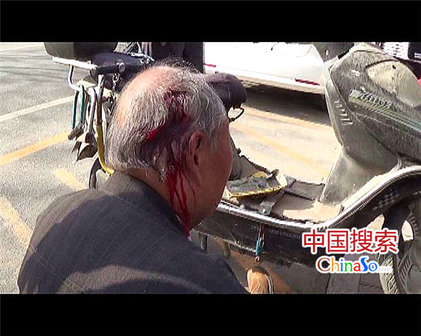郑州老人摔倒头破血流 市民纷相助称"不怕碰瓷"