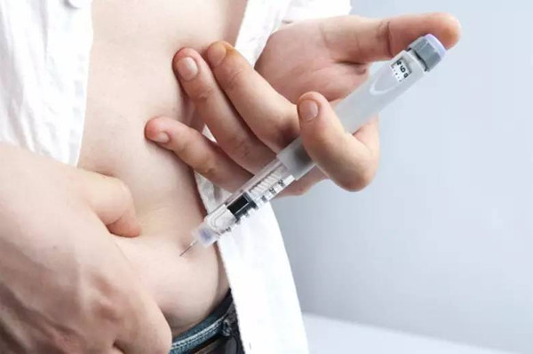 局部硬结和皮下脂肪营养障碍是胰岛素治疗的常见并发症,注射部位的