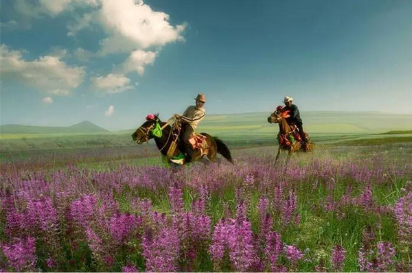 《美丽的草原我的家》是一首中国20世纪70年代的蒙古族歌曲,由火华