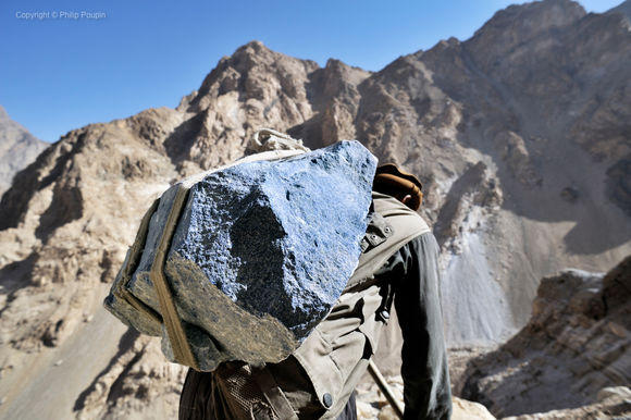 实拍阿富汗青金石的采挖现场,危险的探宝之路!