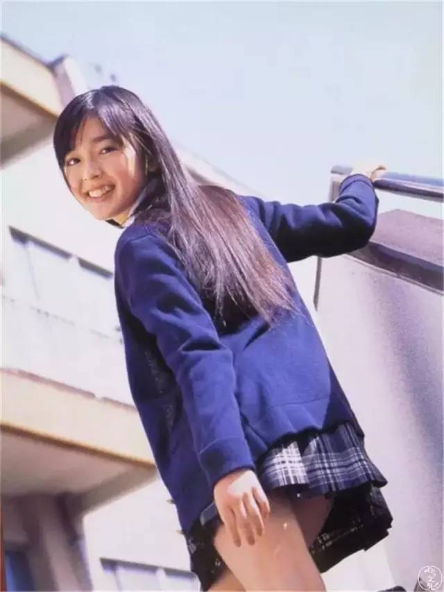 日本女生校服为什么设计那么短紧露