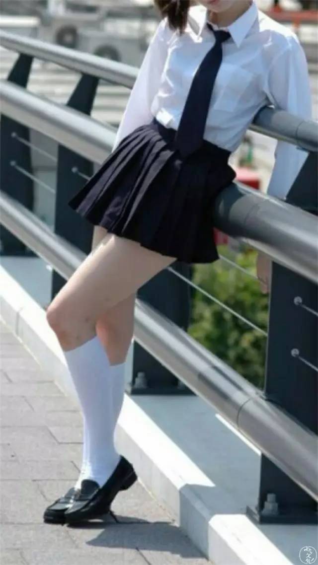 日本女生校服为什么设计那么短紧露?