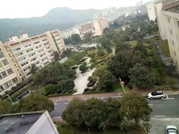 余芳婷 湘南学院 从实验大楼往下看, 有没有一种君临天下的感觉?