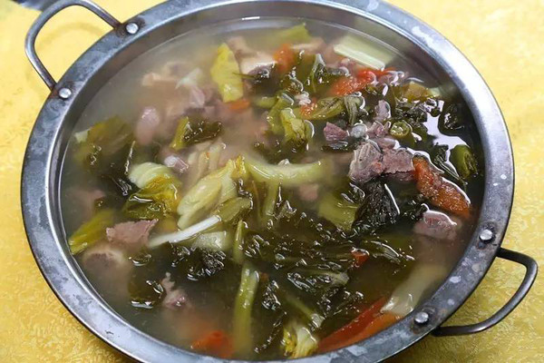 酸菜牛肉汤,60元/斤碳烧牛肉串,如果你拿路边的来比,那你就无法跟这