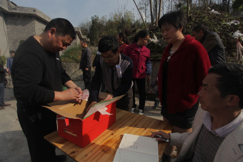 图为捐款现场图为移交捐款现场图为尿毒症患者潘祥的父亲图为尿毒症