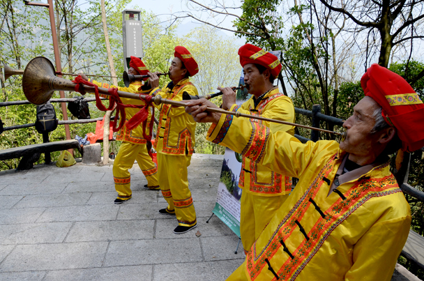 清江方山悬崖间现巴山舞吹打乐