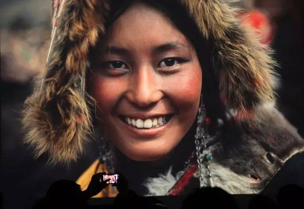藏族女人,雪域高原上的风景线,她们笑声爽朗笑