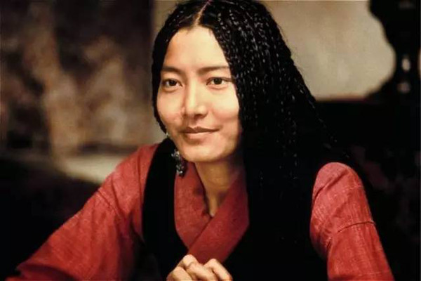 藏族女人,雪域高原上的风景线,她们笑声爽朗笑