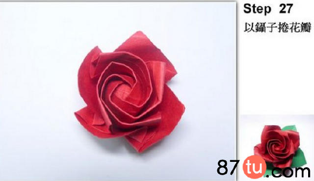 下面小编教大家一款比较简单的qt纸玫瑰花的折法图解,完成后的折纸