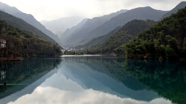 途径山清水秀的石马湾水库,水库里的水清澈见底呈现蓝色,偶尔还有数只