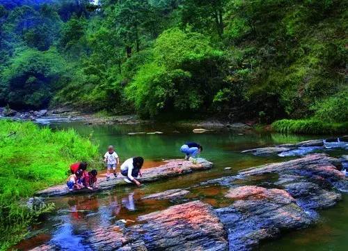 马过河风景区由马过河,万亩草场,香炉山三个片区组成,共有37个景点,马