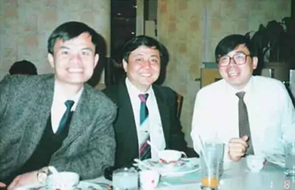 图注:1990年,黄宏生(左一)和李东生(右一)参加同学聚会