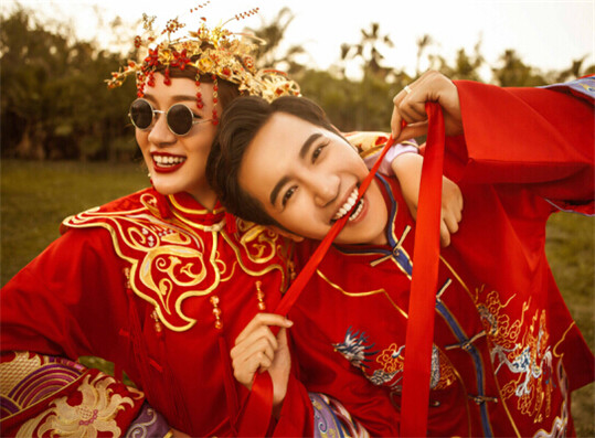时尚 正文  古装搞笑婚纱照 新人们穿戴着传统的凤冠霞帔,在一片古韵