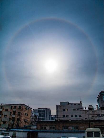 呀 民间有 "日晕三更雨,月晕午时风"的谚语, 其意思就是若出现日晕的