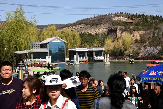 阳泉市郊桃林沟村,距离市区两公里,面积1000亩,农业人口700余人.