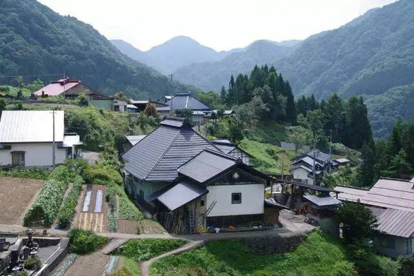 鬼无里村位于长野县上水内郡,即现在的长野市鬼无里地区.