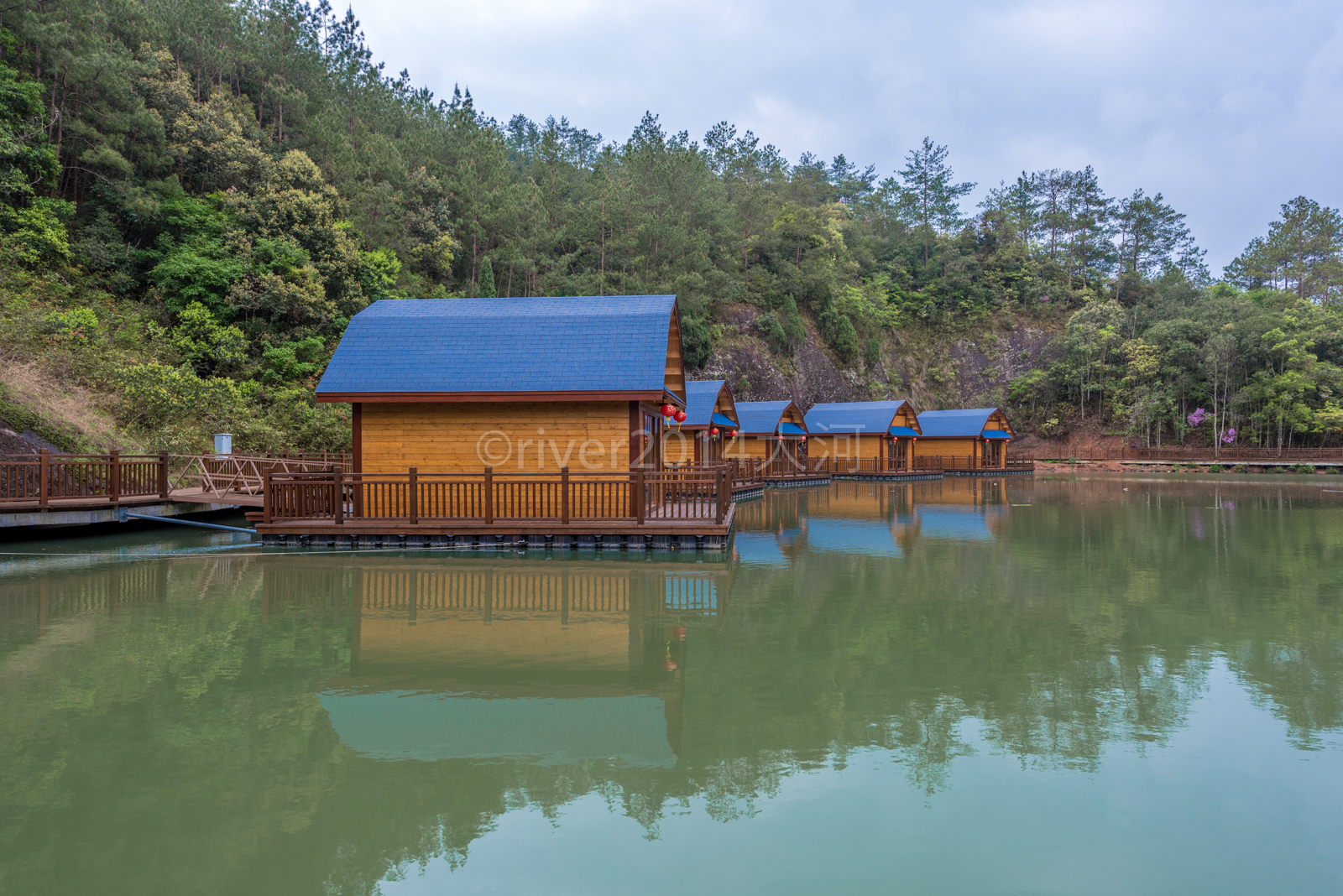 九龙湖,乘坐游船去水上木屋垂钓